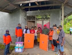 Kapolsek Pantai Timur Dampingi Wakil Bupati Sarmi Tinjau dan Serahkan Bantuan Kepada Korban Gempa Bumi