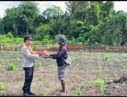 Kapolsek Pantai Timur Polda Papua Bagikan Bendera Merah Putih Kepada Masyarakat