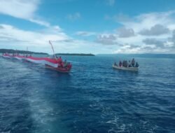 Sinergitas Polri dan Masyarakat: Pembentangan Bendera Merah Putih Raksasa di Laut Teluk Doreri dan Teluk Sawaibu Manokwari