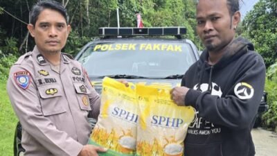 Polsek Fakfak Gelar Gerakan Pangan Murah Beras Sphp Untuk Warga