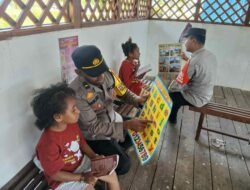 Program Si-IPAR Operasi Rasaka Cartenz 2025: Polres Pegunungan Bintang Ajak Anak-anak Belajar Membaca di Kota Oksibil