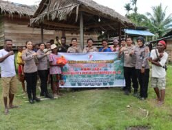 Polwan Polres Sarmi Polda Papua Gelar Bakti Sosial Bagikan Sembako Kepada Warga