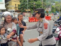 Rayakan HUT ke-77, Polwan Polda Papua Tebar Senyum dengan Bunga dan Cokelat