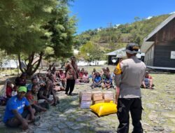 Sat Binmas Polres Tolikara Gelar Kunjungan ke Distrik Kanggime, Serahkan Bantuan Sembako dalam Rangka HUT Kaum Ibu Jemaat Klasis ke-22
