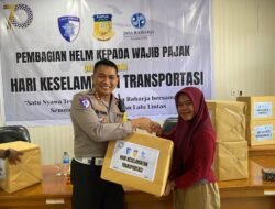 Ditlantas Polda Papua Bagikan Helm kepada Wajib Pajak dalam Rangka Hari Keselamatan Transportasi