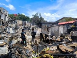 Bidlabfor Polda Papua Laksanakan Olah TKP Kebakaran 26 Unit Rumah Warga di Jayapura