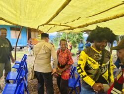 Kapolsek Bokondini Sambangi Warga Kampung Apiam, Serahkan Bantuan untuk Pembangunan Gereja Betel