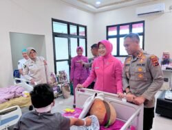 Peduli sesama, kapolres keerom kunjungi keluarga personel polres keerom dan korban rasisme di RS bhayangkara