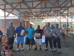 Sat binmas dan sie propam polres tolikara gelar bhakti sosial untuk penyandang disabilitas dan panitia hut jemaat gereja ebenhaezer ke-49