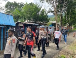Dekatkan Diri Dengan Warga, Polres Tolikara Polda Papua Laksanakan Patroli Jalan Kaki