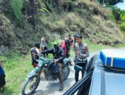 Tim Regu III Laksanakan Patroli, Evakuasi Sepasang Suami-Istri Alami Kecelakaan di Ruas Jalan Igari Ke Rumah Sakit Karubaga
