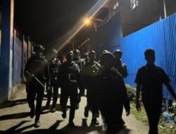 Polres Tolikara Polda Ppaua Tingkatkan Kamtibmas Lewat Patroli Jalan Kaki Malam Hari