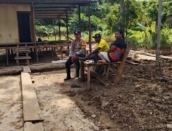 Dekat dengan Warga, Bhabinkamtibmas Kaimana Bagikan Benih Jagung untuk Pekarangan Rumah