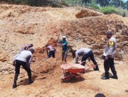 Bhabinkamtibmas Polres Tolikara Turun Langsung Bantu Warga Gotong Royong Di Desa Nanggulurik