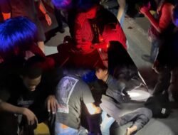 Resmob Jatanras Polda Papua Bantu Korban Kecelakaan Saat Patroli Malam di Kota Jayapura