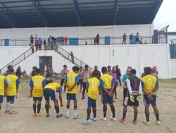 Polres Tolikara Polda Papua Melalui Sat Binmas Menghadiri Kegiatan Penutupan Pertadingan Sepak Bola