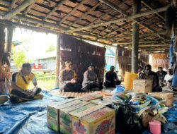 Polres Asmat Serahkan Bantuan Sembako di Kampung Mbait