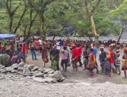 Polsek Bokondini Serahkan Bantuan Sosial di Kampung Lambogo