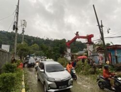 Tim SAR Direktorat Samapta Polda Papua Bersihkan Pohon Tumbang di Depan GOR Jayapura