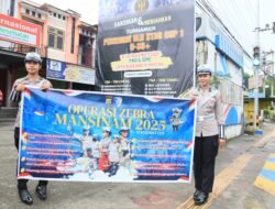 Polwan Cantik Ditlantas Polda Papua Barat Bagikan Coklat dan Bunga kepada Pengendara Tertib dalam Operasi Zebra Mansinam 2025