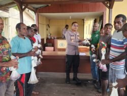Polri Untuk Masyarakat, Berikan Bantuan Jala Udang Kepada Kelompok Nelayan