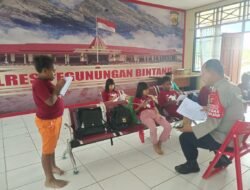 Program si-ipar operasi rasaka cartenz 2025 polres pegunungan bintang hadir mengajar dengan tulus anak-anak didik di distrik oksibil kabupaten pegunungan bintang
