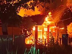 Kebakaran yang melahap satu unit rumah di jalan Gemaripah dalam penanganan Polres Merauke