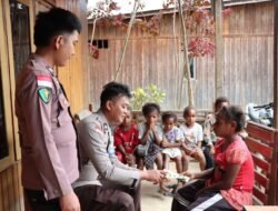 Subsatsgas Keladi Sagu ORC 2025 Polres Pegunungan Bintang Beri Vitamin untuk Anak-anak Oksibil