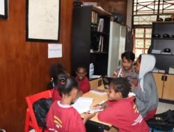 Program Si-IPAR Operasi Rasaka Cartenz 2025 Polres Pegunungan Bintang Hadirkan Pembelajaran Membaca dan Berhitung untuk Anak-Anak di Oksibil