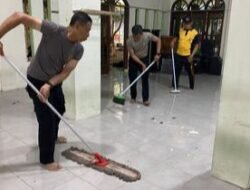 Pasca Olah TKP, Polres Metro Jakarta Utara Bersihkan Masjid SMAN 72 Kelapa Gading untuk Pulihkan Kondisi dan Hilangkan Traumatis Warga Sekolah