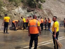 Polda Papua Terjunkan Personel Gabungan Bersihkan Jalan Ringroad dari Sisa-sisa Material Longsor