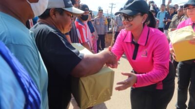 Ketum Bhayangkari Beri Bantuan hingga Hibur Anak-anak Korban Bencana di Tapanuli Tengah