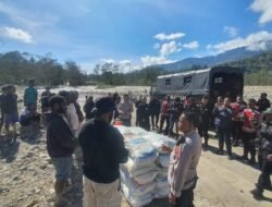 Personel Kompi 4 Batalyon D Pelopor Satbrimob Polda Papua Bantu Dirikan Tenda Darurat untuk Warga Terdampak Longsor di Distrik Asotipo