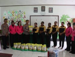 Polres dan Bhayangkari Sarmi Hadirkan Sukacita Natal Bagi Siswa SDN Wapoania