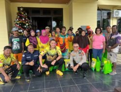 Kapolres Merauke Berbagi Kasih jelang Nataru, Puluhan paket Sembako diberikan kepada pekerja Pembersih Jalan dan Cleaning Service
