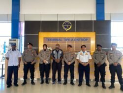 Ciptakan Rasa Aman Jelang Nataru, Personel Operasi Lilin Cartenz 2025 Laksanakan Pam di Terminal Entrop