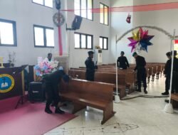 Polres Merauke Bersama Brimob Batalyon D Papua Laksanakan Sterilisasi Gereja Jelang Natal 2025