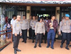 Kapolda Papua Barat Melepas Keberangkatan Wakapolda Kalteng di Bandara Rendani