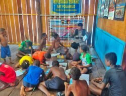 Bhabinkamtibmas polresta jayapura kota laksanakan pengamanan pembangunan infrastruktur dan edukasi literasi di kampung tobati–enggros