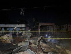 Polri Bergerak Cepat, Water Canon Dikerahkan Padamkan Kebakaran di Jalan Seringgu Merauke