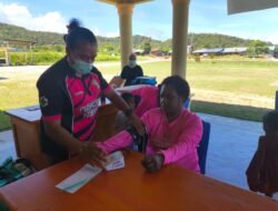 Bhayangkari Polres Mamberamo Tengah Bersinergi dengan Puskesmas Kobakma Gelar Posyandu dan Pemeriksaan Kesehatan