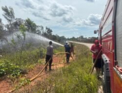 Semak Belukar Terbakar Dekat Permukiman Warga, Personel Polres Mappi Bersama BPBD Bahu Membahu Padamkan Api