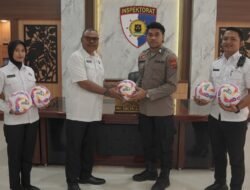 Atlet Nasional dan Personel Polda Papua, Evan Soumilena Dukung Turnamen Sepak Bola Antar Satker dengan Bantuan Bola