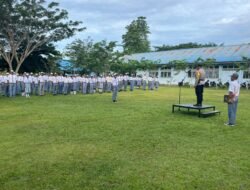 Kasat Binmas Polres Jayapura Pimpin Upacara Bendera di SMK 5 Penerbangan Waibu