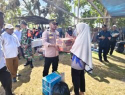 Polsek Karas Kawal dan Amankan Penyaluran Bansos Korban Kebakaran Kampung Malakuli