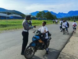 Sat Lantas Polres Mamberamo Tengah Berikan Edukasi Kamseltibcar Lantas bagi Pelajar di Kobakma