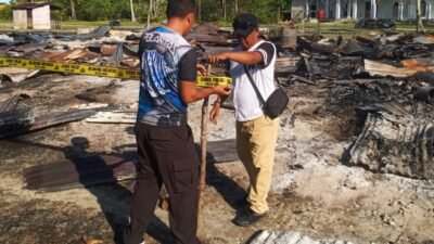 Respons cepat Polsek Karas bersama Koramil dan warga padamkan kebakaran di Kampung Malakuli