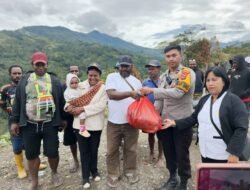 Sat Binmas Polres Tolikara Dampingi Dinas Sosial Salurkan Bantuan Pangan untuk Korban Kebakaran di Karubaga