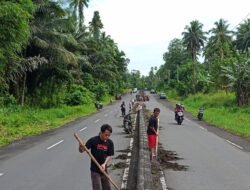 Wujud Nyata Pengabdian TNI, Koramil 04/Dimembe Gotong-Royong Bersama Masyarakat Bersihkan Jalan Utama
