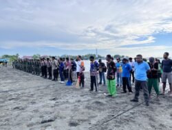 Wujudkan Gerakan Indonesia Asri, Sinergi TNI-Polri dan Pemda Sarmi Gelar Aksi Bersih Pantai Kali Bagre